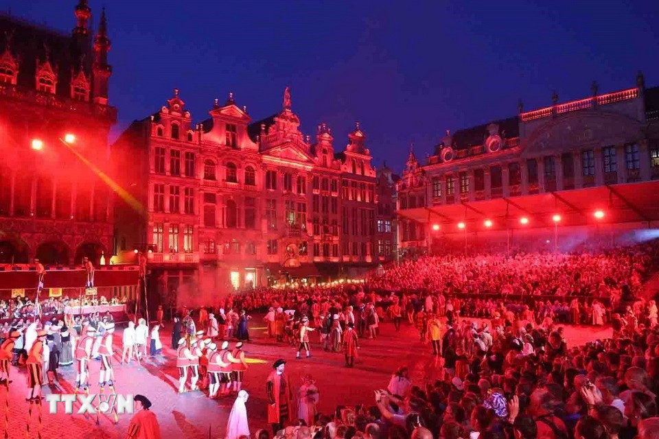 Quang cảnh lễ hội Ommegang tại Quảng trường Lớn Brussels. (Ảnh: Hương Giang/TTXVN)