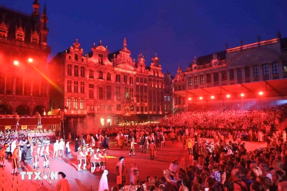 Quang cảnh lễ hội Ommegang tại Quảng trường Lớn Brussels. (Ảnh: Hương Giang/TTXVN)