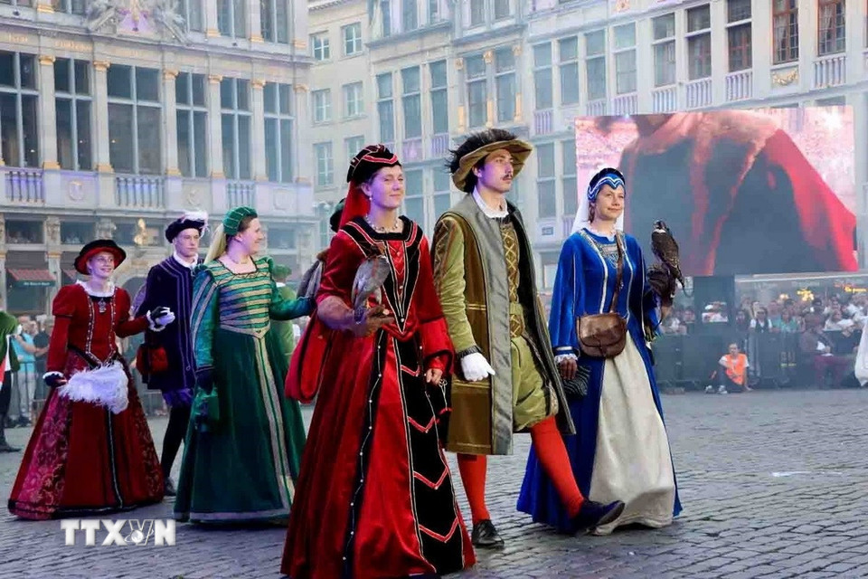 Đoàn diễu hành với trang phục quý tộc thời Trung cổ. (Ảnh: Hương Giang/TTXVN)