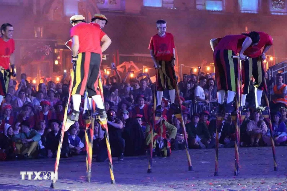 Biểu diễn cà kheo tại lễ hội Ommegang. (Ảnh: Hương Giang/TTXVN)