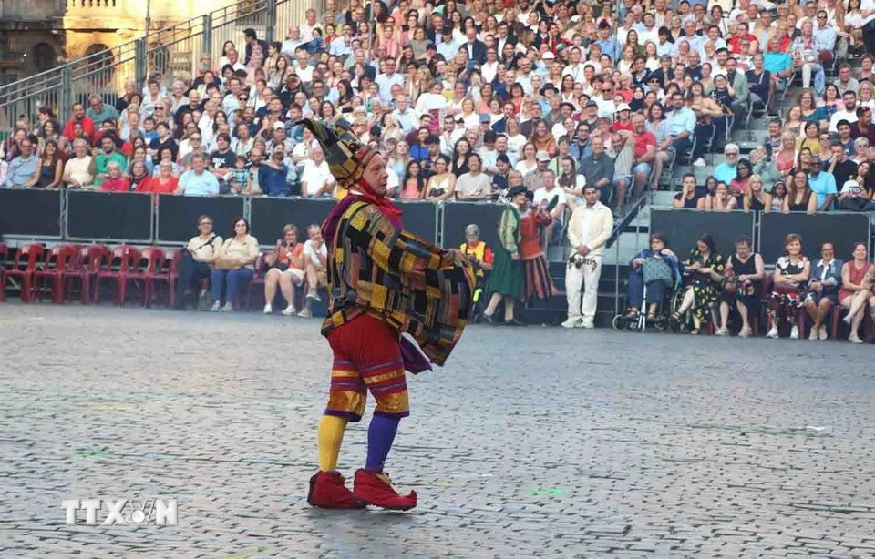 Người quản trò, nhân vật không thể thiếu tại lễ hội Ommegang. (Ảnh: Hương Giang/TTXVN)