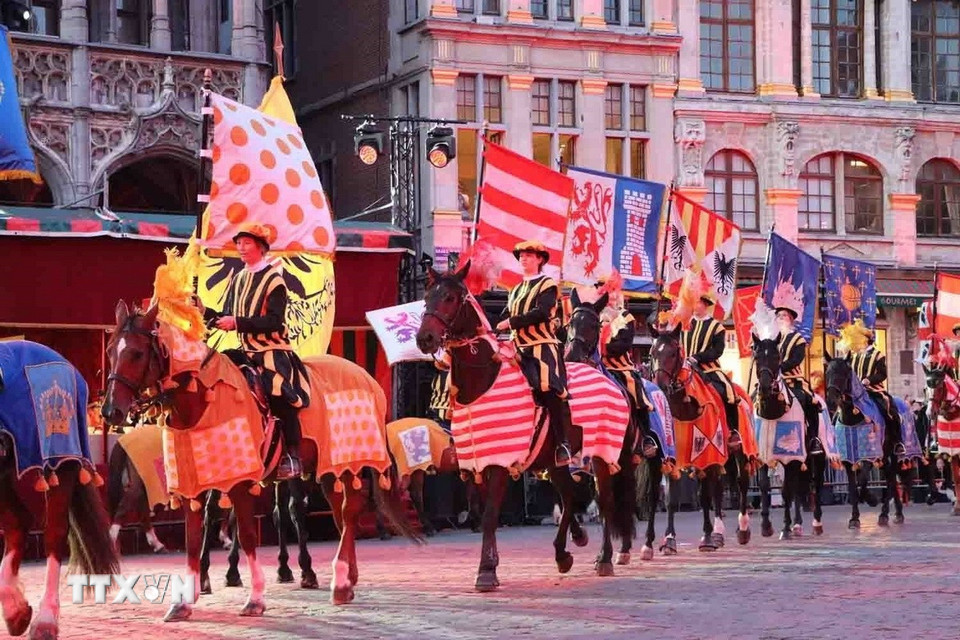 Đoàn rước cờ giới thiệu các ngành nghề truyền thống của Brussels. (Ảnh: Hương Giang/TTXVN)