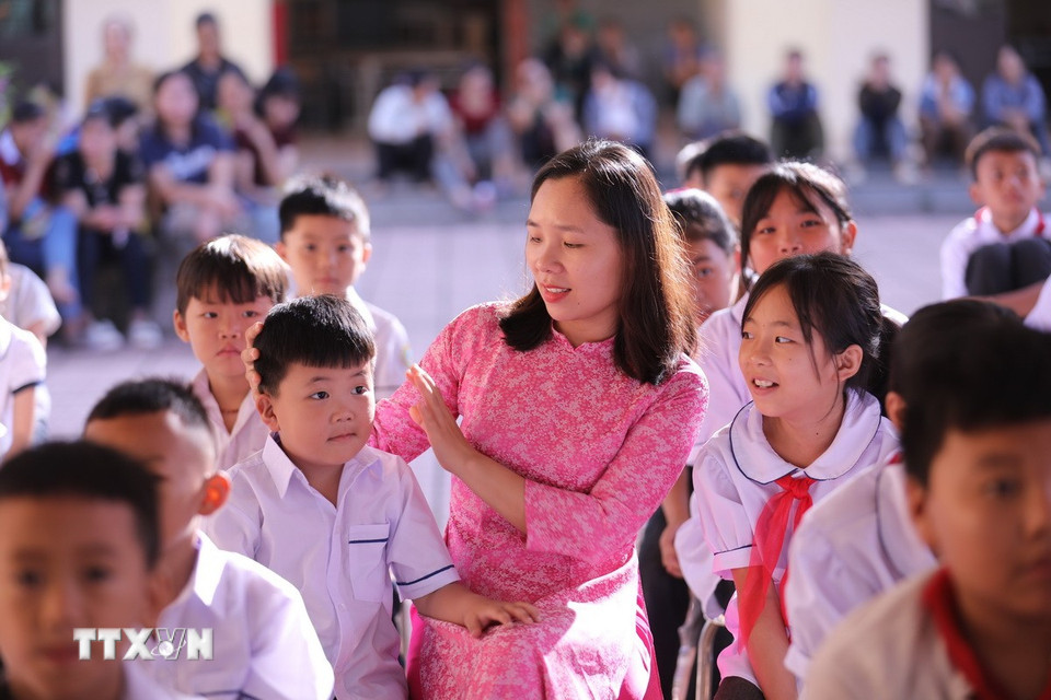 Cô giáo Triệu Thị Liên cùng các học sinh trong buổi lễ khai giảng tại Trường PTDTBT TH&amp;THCS Vầy Nưa. (Ảnh: Trọng Đạt/TTXVN)
