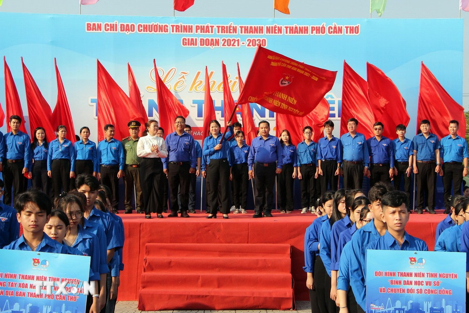 Bí thư Thành đoàn Cần Thơ Lư Thị Ngọc Anh phất cờ lệnh khởi động Tháng Thanh niên năm 2025 tại thành phố Cần Thơ. (Ảnh: Trung Kiên/TTXVN)
