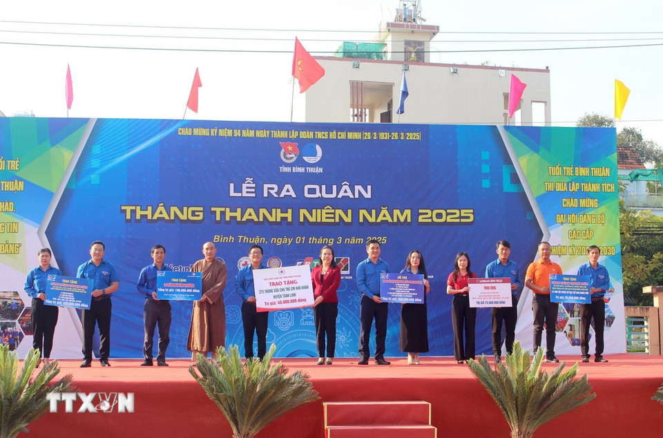 Bình Thuận ra quân "Tháng Thanh niên năm 2025": Các đơn vị trao hỗ trợ kinh phí đến các cấp bộ đoàn để thực hiện các công trình, phần việc thanh niên. (Ảnh: Hồng Hiếu/TTXVN)