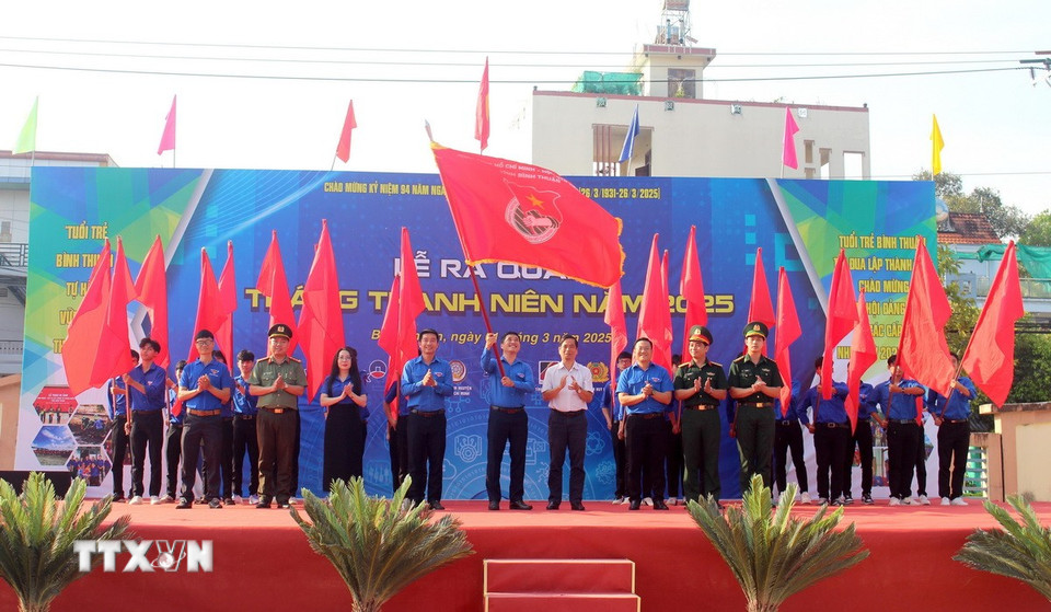 Bình Thuận ra quân "Tháng Thanh niên năm 2025": Thường trực Tỉnh đoàn và đại diện các Đoàn trực thuộc nhận Cờ lệnh xuất quân Tháng thanh niên năm 2025. (Ảnh: Hồng Hiếu/TTXVN)