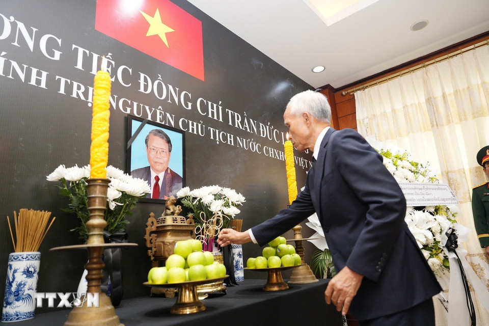 Ông Khamphanh Pheuyavong, Bí thư Trung ương Đảng, Trưởng ban Tuyên huấn Trung ương Đảng Nhân dân Cách mạng Lào dâng hương tưởng niệm nguyên Chủ tịch nước Trần Đức Lương. (Ảnh: Đỗ Bá Thành/TTXVN)