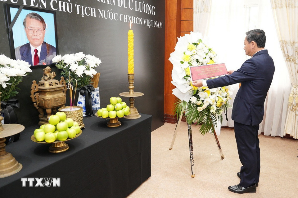Đại sứ đặc mệnh toàn quyền Việt Nam tại Lào Nguyễn Minh Tâm dâng hoa tưởng niệm nguyên Chủ tịch nước Trần Đức Lương. (Ảnh: Đỗ Bá Thành/TTXVN)