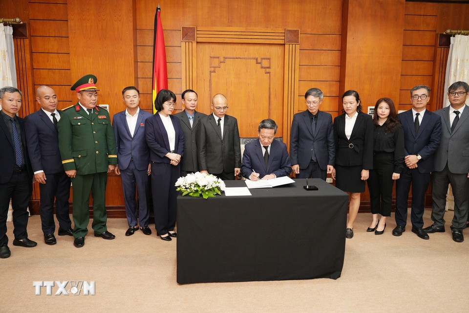 Đại sứ đặc mệnh toàn quyền Việt Nam tại Lào Nguyễn Minh Tâm mở đầu nghi thức ghi sổ tang nguyên Chủ tịch nước Trần Đức Lương. (Ảnh: Đỗ Bá Thành/TTXVN)