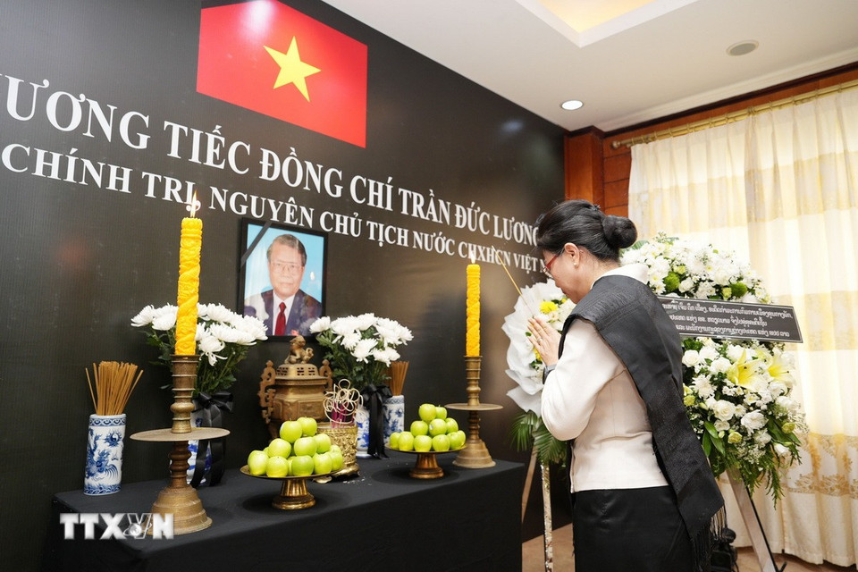 Bà Phongsamuth Anlavan, Thứ trưởng Bộ Ngoại giao Lào dâng hương tưởng niệm nguyên Chủ tịch nước Trần Đức Lương. (Ảnh: Đỗ Bá Thành/TTXVN)