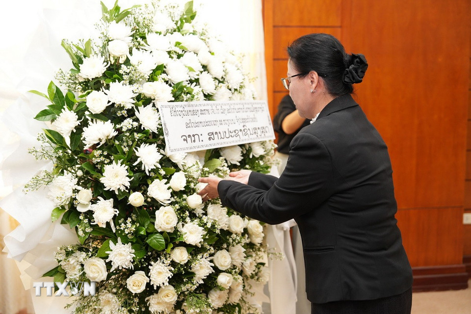 Bà Viengthong Siphandon, Bí thư Trung ương Đảng, Chánh án Tòa án Nhân dân Tối cao Lào dâng hoa tưởng niệm nguyên Chủ tịch nước Trần Đức Lương. (Ảnh: Đỗ Bá Thành/TTXVN)