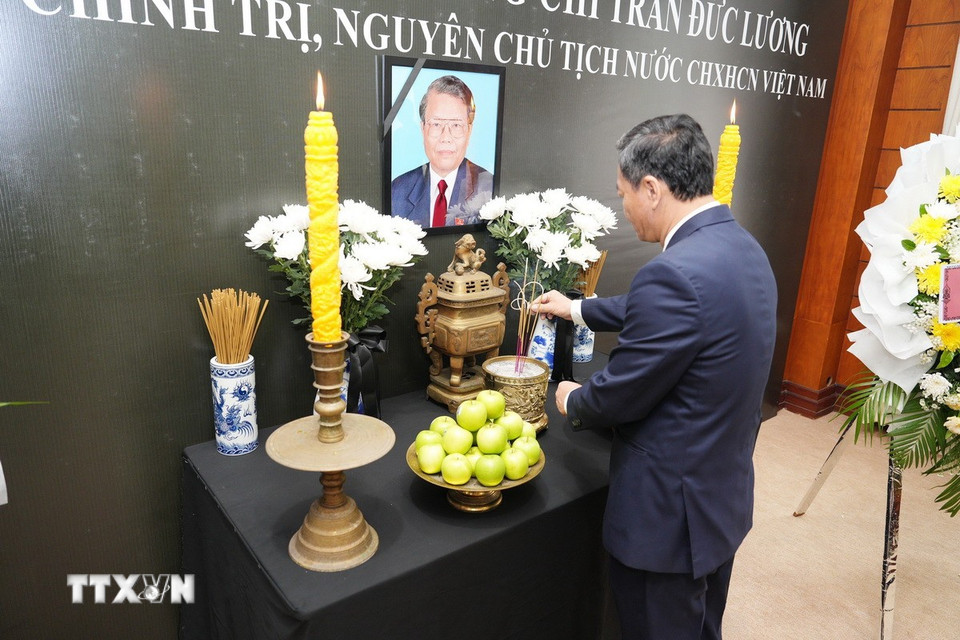 Đại sứ đặc mệnh toàn quyền Việt Nam tại Lào Nguyễn Minh Tâm dâng hương tưởng niệm nguyên Chủ tịch nước Trần Đức Lương. (Ảnh: Đỗ Bá Thành/TTXVN)