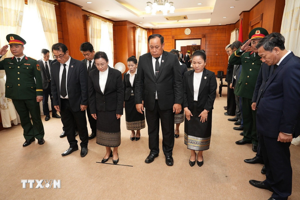 Đoàn đại biểu Tòa án nhân dân Tối cao Lào do bà Viengthong Siphandon, Bí thư Trung ương Đảng, Chánh án Tòa án Nhân dân Tối cao Lào làm trưởng đoàn vào viếng nguyên Chủ tịch nước Trần Đức Lương. (Ảnh: Đỗ Bá Thành/TTXVN)