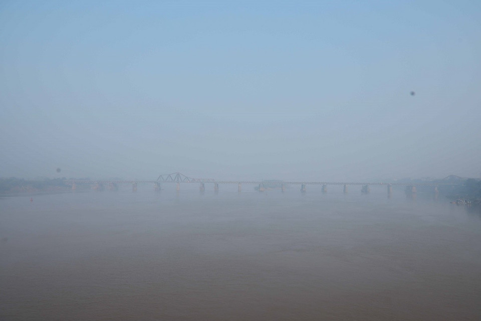 Cầu Long Biên chìm trong màn sương mờ ảo do không khí bị ô nhiễm nặng, sáng 2/1. (Ảnh: Hoàng Hiếu/TTXVN)
