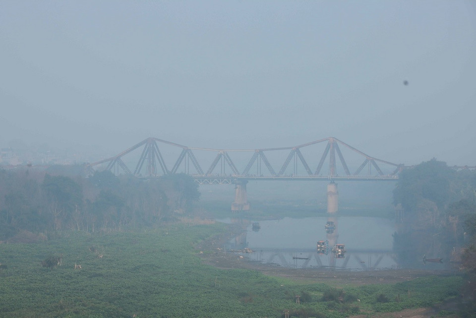 Cầu Long Biên mù mịt trong buổi sáng 2/1. (Ảnh: Hoàng Hiếu/TTXVN)