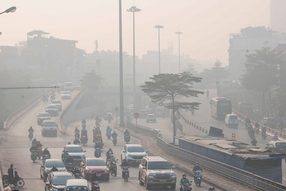 Các tuyến đường Hà Nội mờ mịt do ô nhiễm, sáng 2/1. (Ảnh: Hoàng Hiếu/TTXVN)