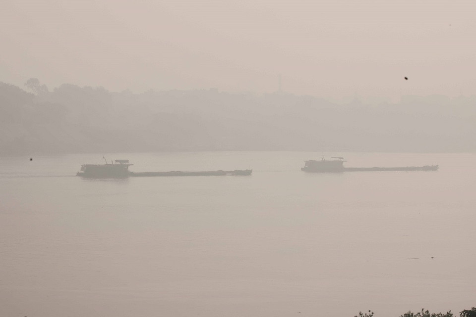 Tầm nhìn giảm mạnh trên sông Hồng, sáng 2/1. (Ảnh: Hoàng Hiếu/TTXVN)