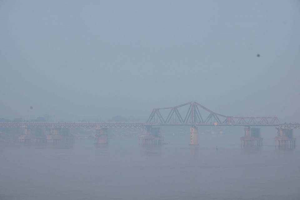 Cầu Long Biên chìm trong màn sương mờ ảo do ô nhiễm không khí, sáng 2/1. (Ảnh: Hoàng Hiếu/ TTXVN)