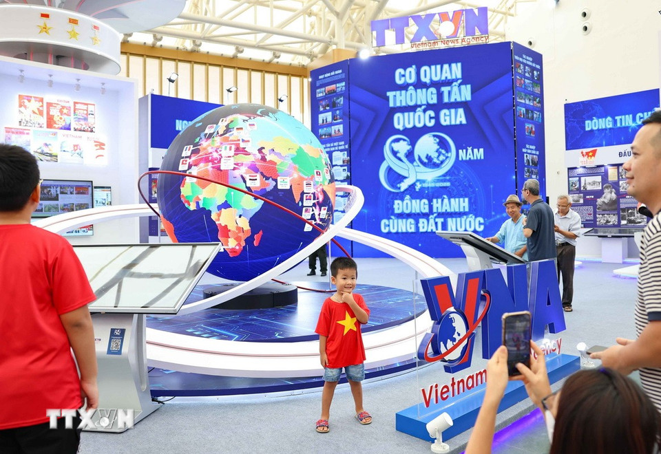 "Vươn xa trong kỷ nguyên công nghệ - hội nhập - phát triển bền vững (2001 - 2025)" giới thiệu với công chúng hệ sinh thái sản phẩm thông tin phong phú, đa phương tiện, đa nền tảng, đa ngôn ngữ. (Ảnh: Thanh Tùng/TTXVN)