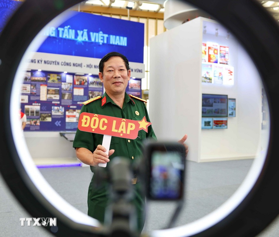 Khách tham quan được trải nghiệm Phòng truyền thống ảo, Góc check in 360. (Ảnh: Thanh Tùng/TTXVN)