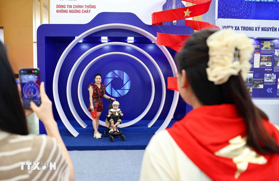 Khách tham quan trải nghiệm Phòng truyền thống ảo, Góc check in 360, tham gia các mini games vui nhộn và ý nghĩa tại gian trưng bày của TTXVN. (Ảnh: Thanh Tùng/TTXVN)