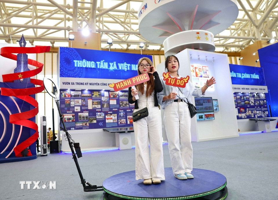 Khách tham quan được trải nghiệm Phòng truyền thống ảo, Góc check in 360. (Ảnh: Thanh Tùng/TTXVN)