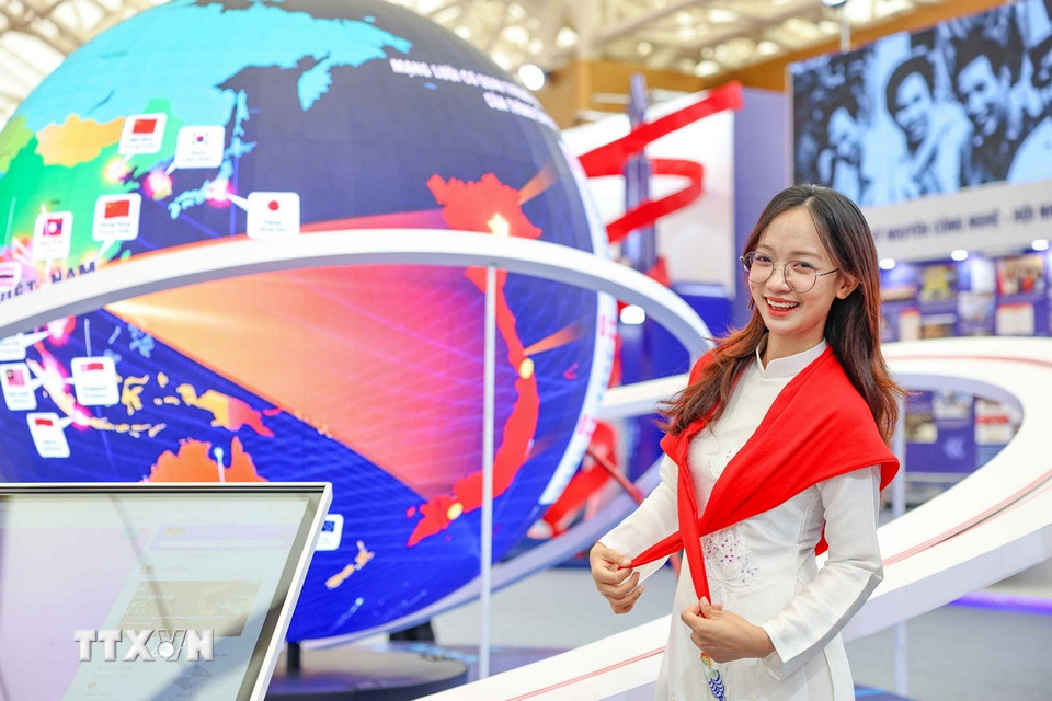 Điểm nhấn của cả khu trưng bày là quả cầu trung tâm cho thấy với sự hiện diện của phóng viên TTXVN tại 34 tỉnh, thành phố trong nước và các châu lục trên thế giới và khát vọng hội nhập quốc tế sâu rộng của TTXVN. (Ảnh: Thanh Tùng/TTXVN)