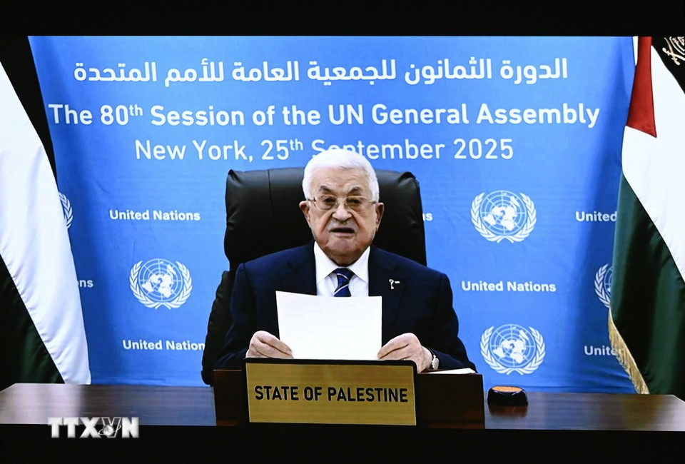 Ngày 25/9/2025, phát biểu qua video tại Phiên thảo luận cấp cao của Đại hội đồng Liên hợp quốc khoá 80, Tổng thống Palestine Mahmoud Abbas bác bỏ mọi vai trò trong tương lai của lực lượng Hamas và lên án chủ nghĩa bài Do Thái, đồng thời kêu gọi sự ủng hộ toàn cầu đối với một Nhà nước Palestine. Ông Abbas khẳng định: “Hamas sẽ không có vai trò gì trong việc quản lý. Hamas và các phe phái khác sẽ phải giao nộp vũ khí cho Chính quyền Quốc gia Palestine.” (Ảnh: THX/TTXVN)