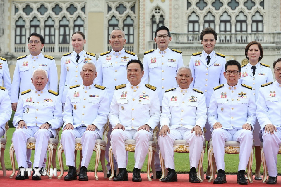 Ngày 24/9/2025, tại Dinh thự Amphorn Sathan thuộc Cung điện Dusit ở thủ đô Bangkok, tân Thủ tướng Thái Lan Anutin Charvirakul cùng nội các của ông đã làm lễ tuyên thệ trước Quốc vương Maha Vajiralongkorn. Nội các của Thủ tướng Anutin gồm 36 thành viên đảm nhiệm 41 vị trí, trong đó ông Anutin kiêm nhiệm Bộ trưởng Nội vụ. (Ảnh: THX/TTXVN)