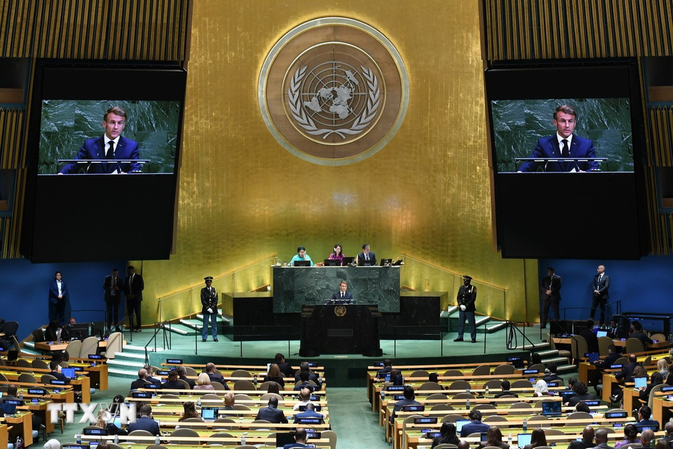 Bất chấp những chỉ trích từ Israel và Mỹ, ngày 22/9/2025, Tổng thống Pháp Emmanuel Macron tuyên bố Pháp chính thức công nhận Nhà nước Palestine - quyết định được mong chờ từ lâu, khẳng định động thái này nhằm phục vụ lợi ích hòa bình. Phát biểu tại khóa họp 80 của Đại hội đồng Liên hợp quốc, ông Macron tuyên bố: “Hôm nay, Pháp công nhận Nhà nước Palestine”, đồng thời nhấn mạnh quyết định này thể hiện sự ủng hộ “hòa bình giữa nhân dân Israel và Palestine.” (Ảnh: THX/TTXVN)