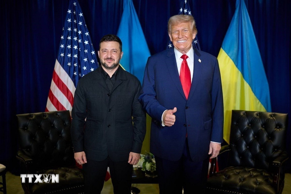 Sau cuộc gặp với Tổng thống Ukraine Volodymyr Zelensky bên lề Khóa họp 80 Đại hội đồng Liên hợp quốc tại New York (Mỹ) ngày 23/9/2025, Tổng thống Mỹ Donald Trump bày tỏ tin tưởng rằng với sự hỗ trợ từ Liên minh châu Âu (EU) và Tổ chức Hiệp ước Bắc Đại Tây Dương (NATO), Ukraine "đang ở vị thế có thể chiến đấu” trong cuộc xung đột với Nga. Đây được cho là dấu hiệu về sự thay đổi mạnh mẽ trong lập trường của Nhà Trắng đối với cuộc xung đột giữa Nga và Ukraine. (Ảnh: Anadolu Agency/TTXVN)