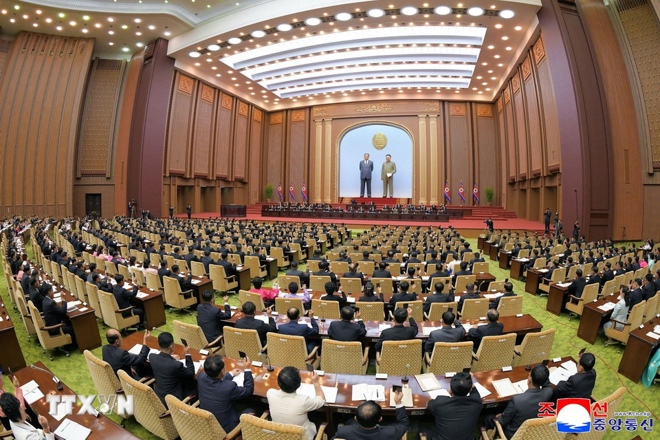 Nhà lãnh đạo Triều Tiên Kim Jong Un cho biết không có lý do gì để Triều Tiên không đối thoại với Mỹ nếu Washington từ bỏ yêu cầu phi hạt nhân hóa Triều Tiên. Hãng thông tấn trung ương Triều Tiên (KCNA) ngày 22/9/2025 cho biết nhà lãnh đạo Kim Jong Un đưa ra tuyên bố trên tại cuộc họp quan trọng của Hội nghị Nhân dân Tối cao (tức Quốc hội) Triều Tiên, được tổ chức ngày 20 và 21/9. (Ảnh: Yonhap/TTXVN)