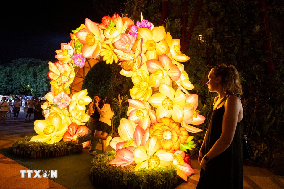 Triển lãm đèn lồng đón Trung thu diễn ra từ ngày 22/9 đến 12/10/2025 tại Singapore, trưng bày các tác phẩm nghệ thuật đèn lồng khổng lồ rực rỡ sắc màu, thu hút người dân và du khách tới tham quan. (Ảnh: THX/TTXVN)