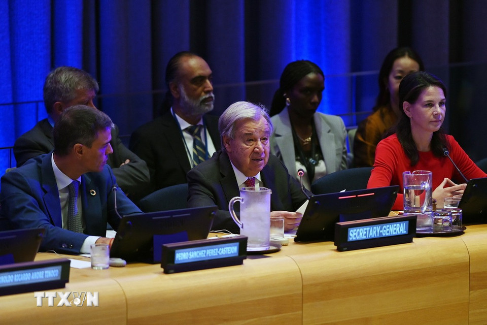 "Số phận của nhân loại không thể bị phó mặc cho một thuật toán. Con người phải luôn giữ quyền quyết định đối với các quyết định sinh tử." Tổng Thư ký Liên hợp quốc Antonio Guterres nhấn mạnh nội dung này tại phiên thảo luận mở của Hội đồng Bảo an Liên hợp quốc về trí tuệ nhân tạo (AI), hòa bình và an ninh quốc tế ngày 24/9/2025. (Ảnh: THX/TTXVN)