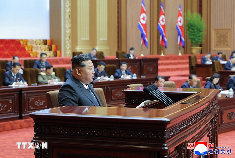 Nhà lãnh đạo Triều Tiên Kim Jong Un cho biết không có lý do gì để Triều Tiên không đối thoại với Mỹ nếu Washington từ bỏ yêu cầu phi hạt nhân hóa Triều Tiên. Hãng thông tấn trung ương Triều Tiên (KCNA) ngày 22/9/2025 cho biết nhà lãnh đạo Kim Jong Un đưa ra tuyên bố trên tại cuộc họp quan trọng của Hội nghị Nhân dân Tối cao (tức Quốc hội) Triều Tiên, được tổ chức ngày 20 và 21/9. (Ảnh: Yonhap/TTXVN)