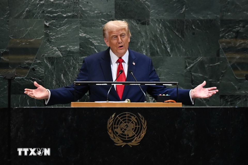 Trong cuộc gặp với lãnh đạo nhiều quốc gia Hồi giáo bên lề khóa họp 80 Đại hội đồng Liên hợp quốc, ngày 24/9/2025, Tổng thống Mỹ Donald Trump đã trình bày kế hoạch hòa bình mới gồm 21 điểm nhằm chấm dứt xung đột tại Dải Gaza. Ảnh: Tổng thống Mỹ Donald Trump phát biểu tại khóa họp 80 Đại hội đồng Liên hợp quốc ở New York, Mỹ. (Ảnh: THX/TTXVN)