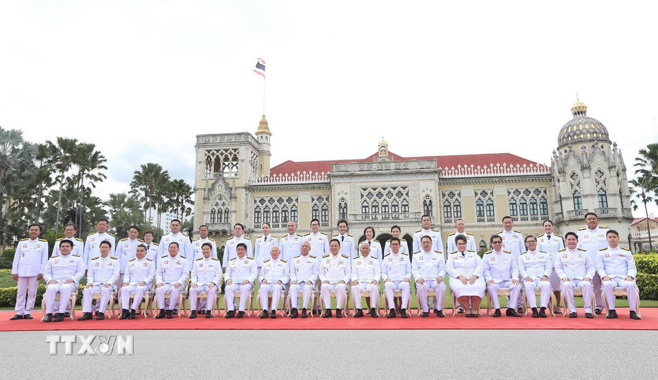 Ngày 24/9/2025, tại Dinh thự Amphorn Sathan thuộc Cung điện Dusit ở thủ đô Bangkok, tân Thủ tướng Thái Lan Anutin Charvirakul cùng nội các của ông đã làm lễ tuyên thệ trước Quốc vương Maha Vajiralongkorn. Nội các của Thủ tướng Anutin gồm 36 thành viên đảm nhiệm 41 vị trí, trong đó ông Anutin kiêm nhiệm Bộ trưởng Nội vụ. (Ảnh: THX/TTXVN)