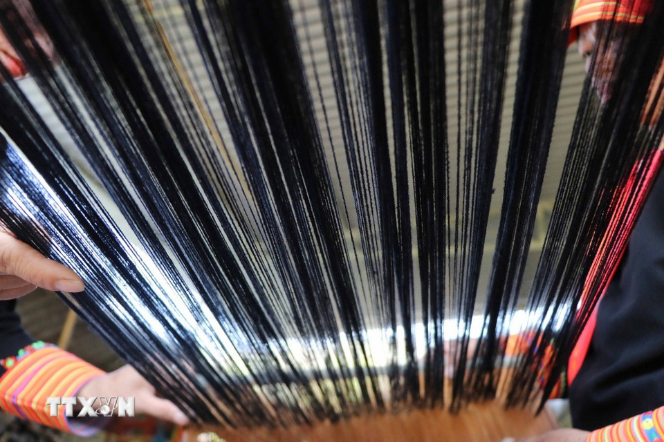 Những sợi vải sau khi được kéo thành công. (Ảnh: Nguyễn Oanh/TTXVN)