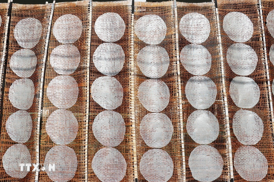 Bánh tráng dừa làm từ gạo, mè và nước cốt dừa để nướng bằng than trước khi ăn. (Ảnh: Hữu Chí/TTXVN)