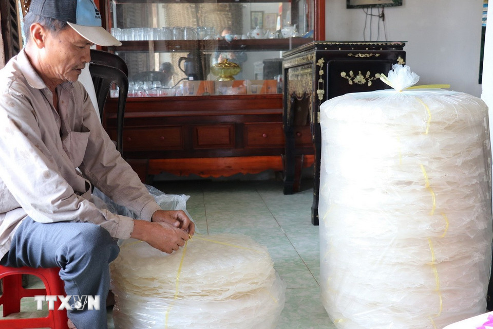 Bánh tráng sau khi phơi khô, được xếp vào bao để giao cho đại lý thu mua. (Ảnh: Hữu Chí/TTXVN)