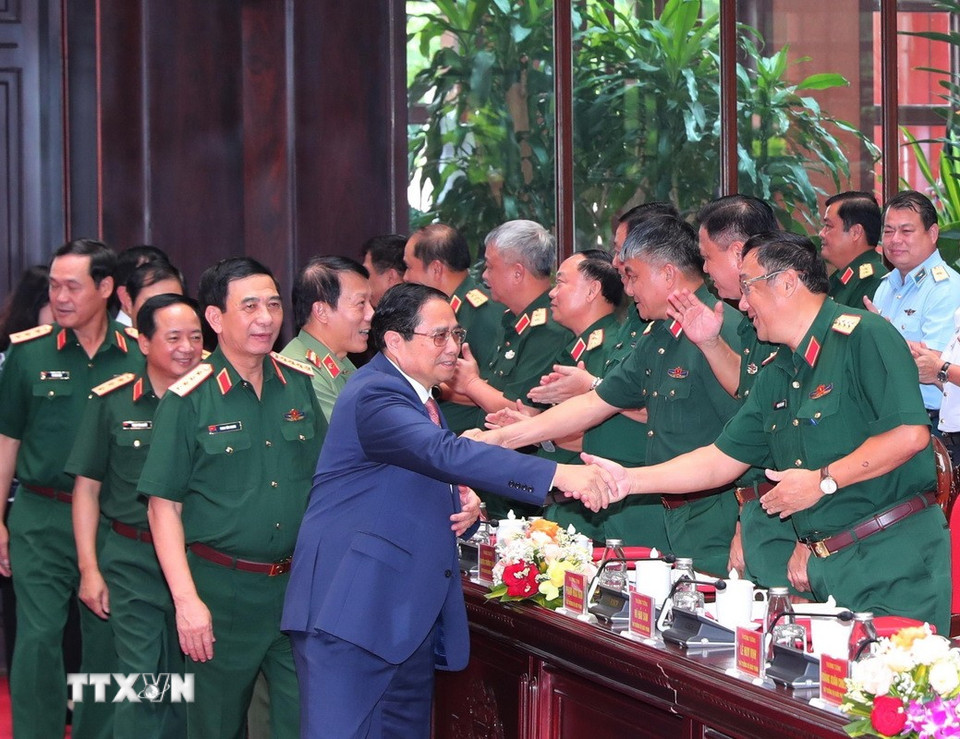 Thủ tướng Phạm Minh Chính với các đại biểu tại Hội nghị Quân chính toàn quân 6 tháng đầu năm 2025. (Ảnh: Trọng Đức/TTXVN)