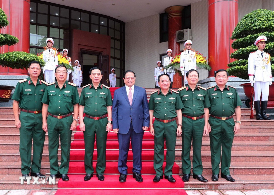 Thủ tướng Phạm Minh Chính với lãnh đạo Quân ủy Trung ương-Bộ Quốc phòng. (Ảnh: Trọng Đức/TTXVN)