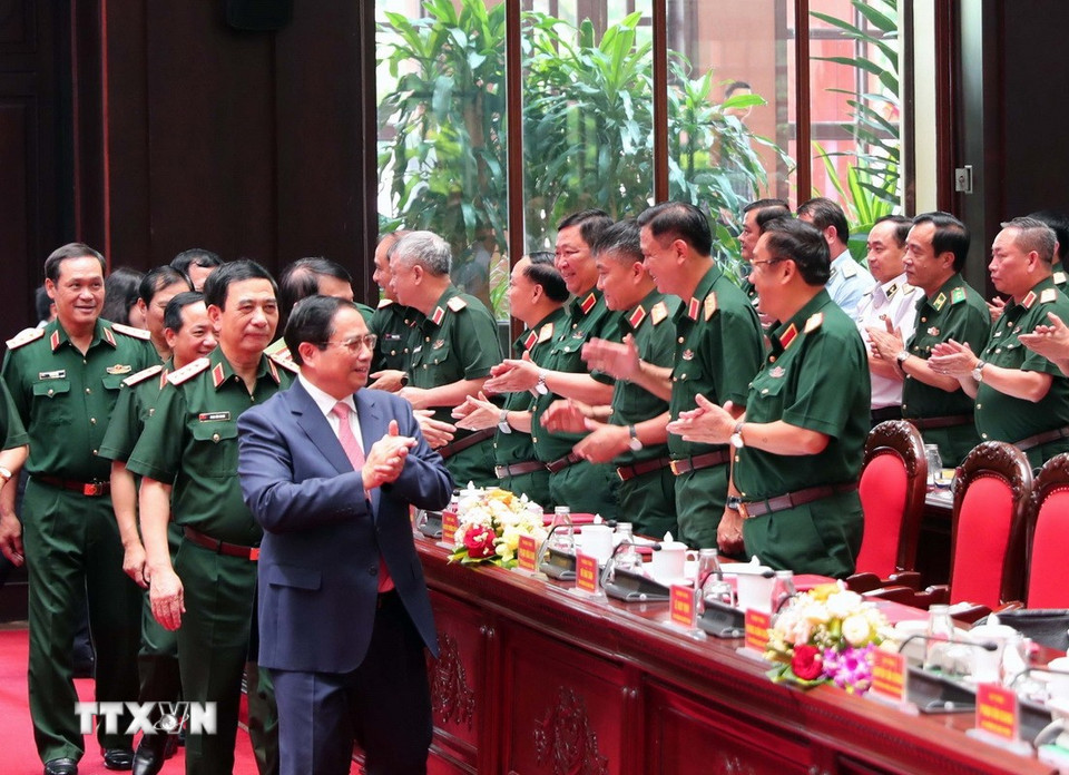 Thủ tướng Phạm Minh Chính với các đại biểu tại Hội nghị Quân chính toàn quân 6 tháng đầu năm 2025. (Ảnh: Trọng Đức/TTXVN)