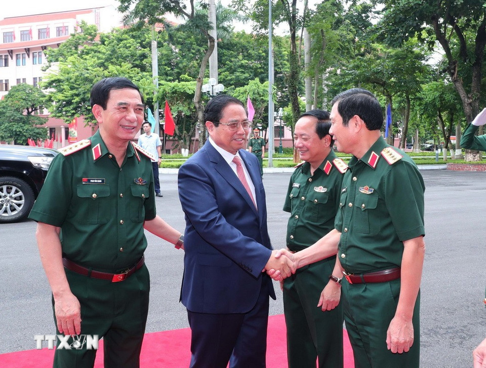 Thủ tướng Phạm Minh Chính với lãnh đạo Quân ủy Trung ương-Bộ Quốc phòng. (Ảnh: Trọng Đức/TTXVN)