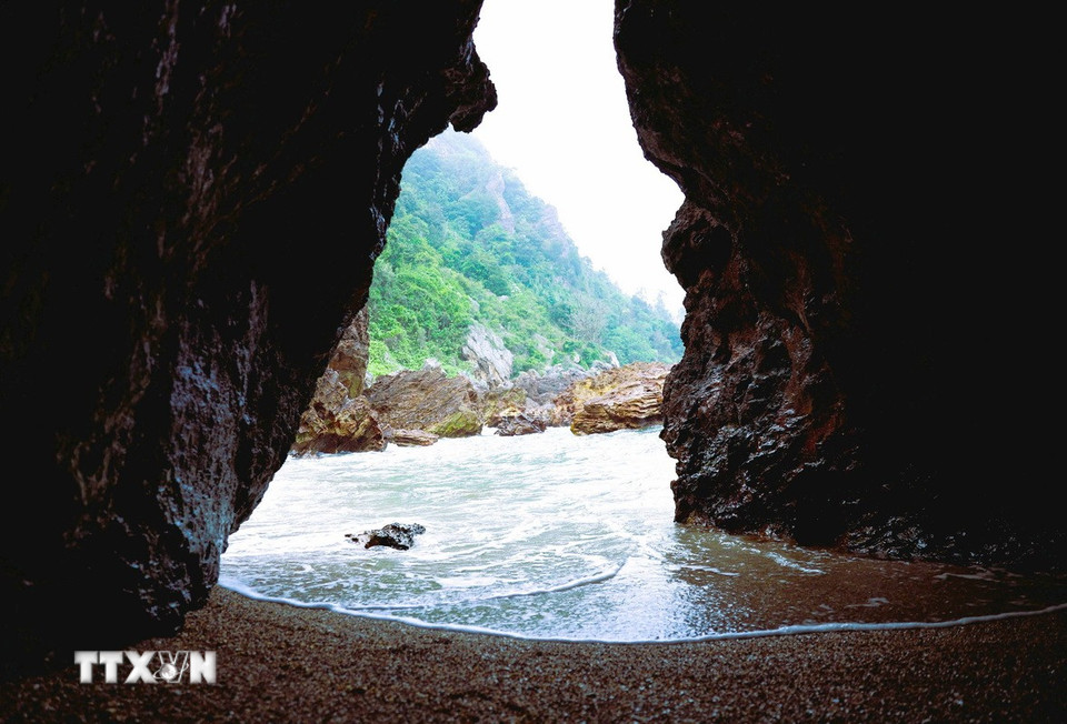 Dưới chân núi núi Rồng có nhiều ngóc ngách, hang động mang vẻ đẹp nguyên sơ được hình thành do kiến tạo địa chất, nước biển xâm thực, phong hoá. (Ảnh: Xuân Tiến/TTXVN)