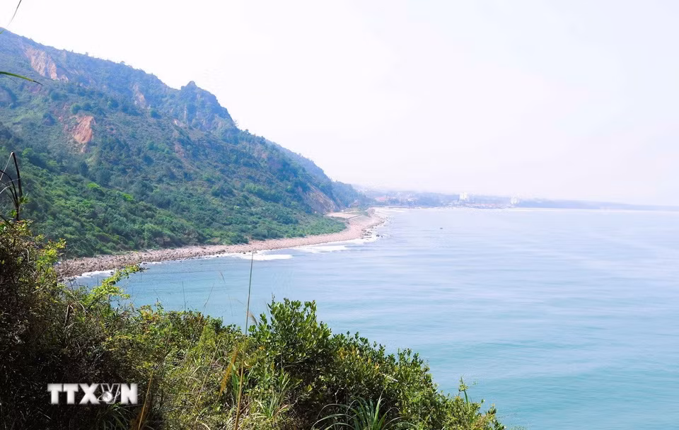 Nhìn chân núi của danh thắng núi Rồng, biển Quỳnh nổi bật với khung cảnh thiên nhiên nguyên sơ, bình yên. (Ảnh: Xuân Tiến/TTXVN)