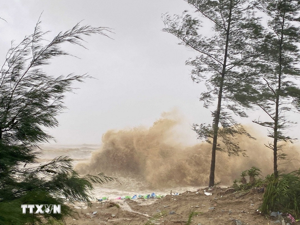 Sóng to, gió mạnh tại khu vực đê Hội Thống, xã Đan Hải. (Ảnh: Hữu Quyết/TTXVN)