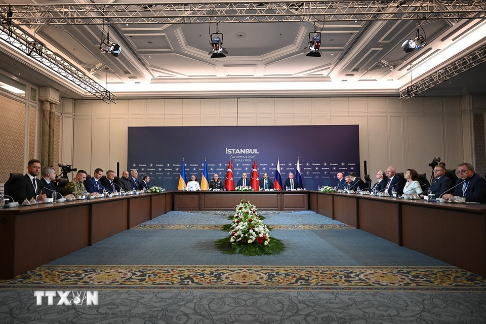 Ngày 23/7/2025, Nga và Ukraine đã bắt đầu vòng hòa đàm thứ 3 tại thành phố Istanbul của Thổ Nhĩ Kỳ để giải quyết cuộc xung đột kéo dài hơn 3 năm qua. Tại cuộc đàm phán, Nga và Ukraine đã nhất trí trao đổi 1.200 tù binh chiến tranh từ mỗi bên, đồng thời Moskva đề nghị trao lại cho Kiev thi thể của 3.000 binh sỹ Ukraine thiệt mạng. (Ảnh: THX/TTXVN)
