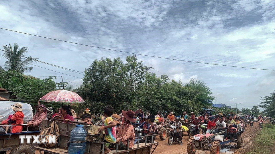 Căng thẳng biên giới Thái Lan-Campuchia đã leo thang sau khi có thêm 5 binh sỹ Thái Lan bị thương do mìn, trong đó có một người bị thương nặng, tại khu vực biên giới tranh chấp ở tỉnh Ubon Ratchathani ngày 23/7/2025. Ảnh: Người dân sơ tán khỏi tỉnh biên giới Oddar Meanchey thuộc Campuchia, sau khi căng thẳng tái diễn tại khu vực biên giới giữa Thái Lan-Campuchia. (Ảnh: THX/TTXVN)