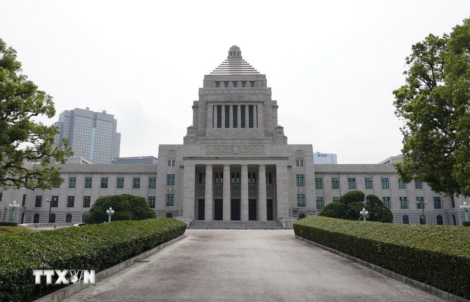 Liên minh cầm quyền Nhật Bản đã mất đa số tại Thượng viện trong cuộc bầu cử ngày 20/7/2025. Kết quả kiểm phiếu cho thấy đảng Dân chủ tự do (LDP) cầm quyền và đối tác liên minh là đảng Công Minh đã giành được ít hơn 125 ghế cần thiết để duy trì thế đa số trong Thượng viện gồm 248 thành viên. Ảnh: Tòa nhà Quốc hội Nhật Bản ở Tokyo. (Ảnh: Kyodo/TTXVN)